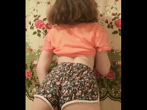 ❤️ Leanabh òg sexy a ’toirt dheth na shorts aice air a’ chamara ❤ Porno leinn ❌❤