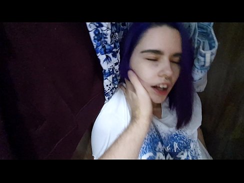 ❤️ Lorg mi mo sis anns a’ chlòsaid agus chuidich i cum ❤ Porno leinn ❌❤